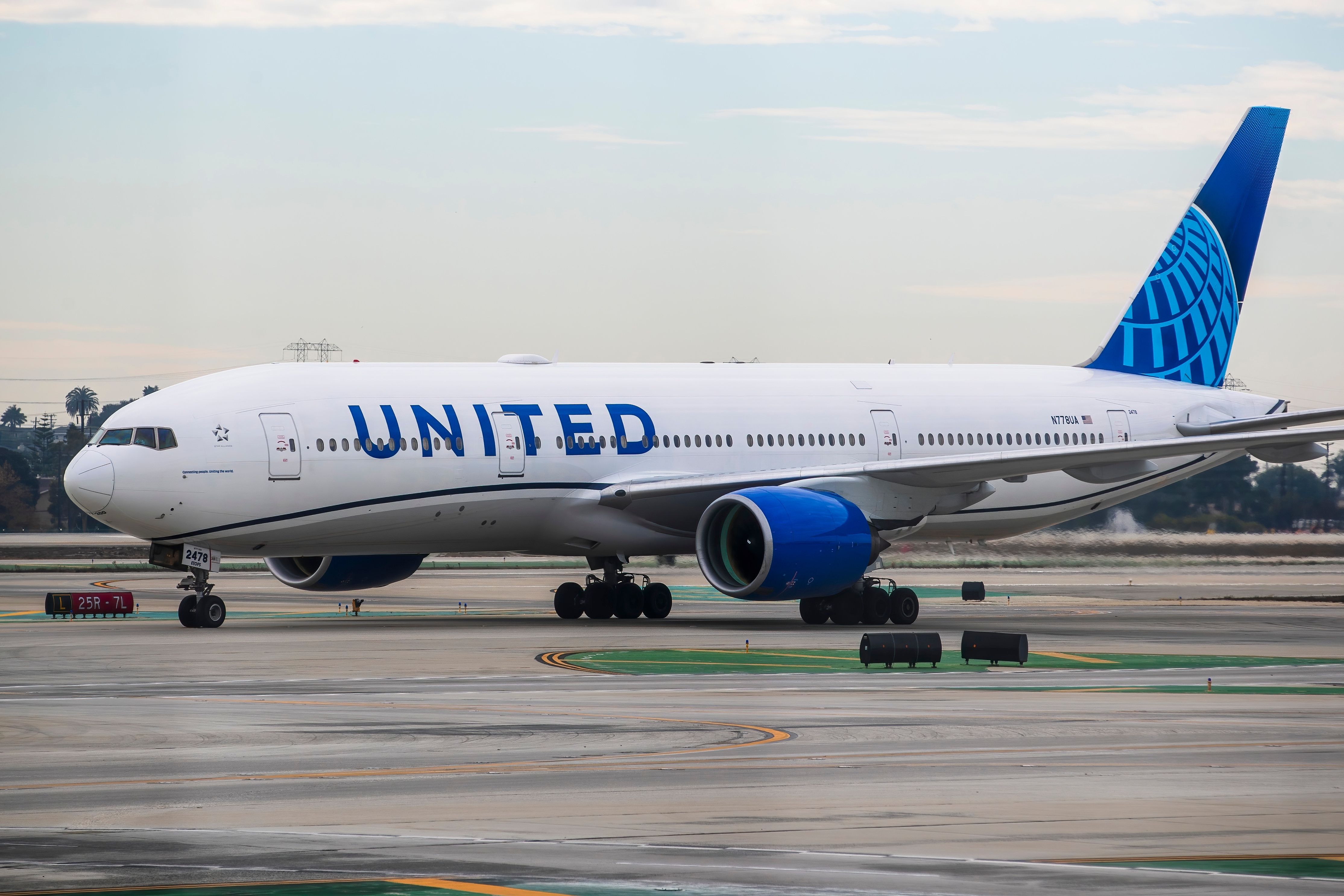 United Boeing 777-200 taxiing on the ground