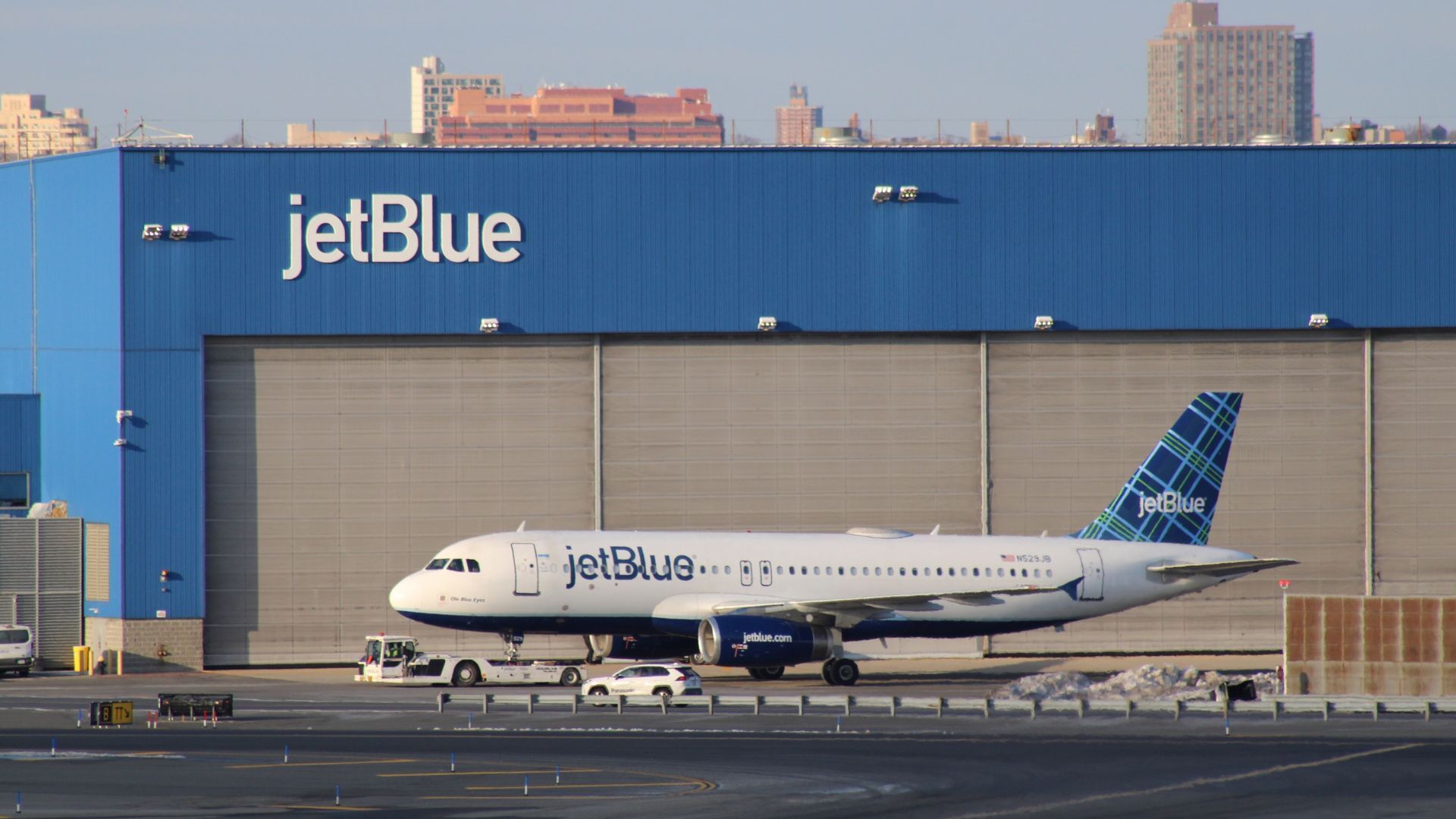 JetBlue A320 and hangar