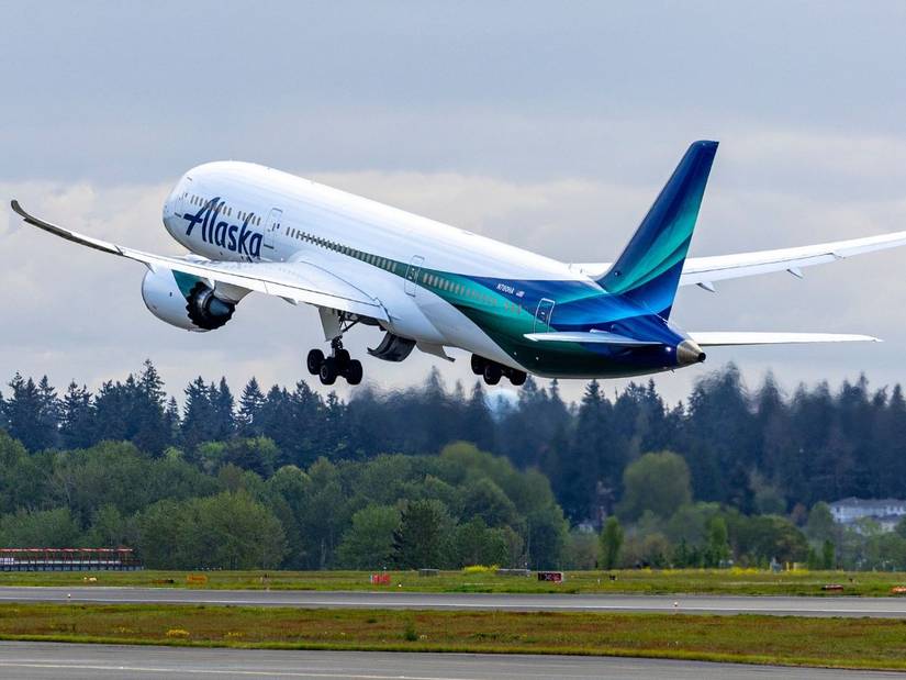 Alaska Airlines Boeing 787 Takeoff
