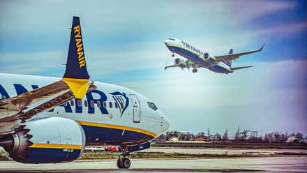231 - Ryanair Boeing 737 MAX 8 - Jakub Snabl & MC MEDIASTUDIO _ Shutterstock (2)