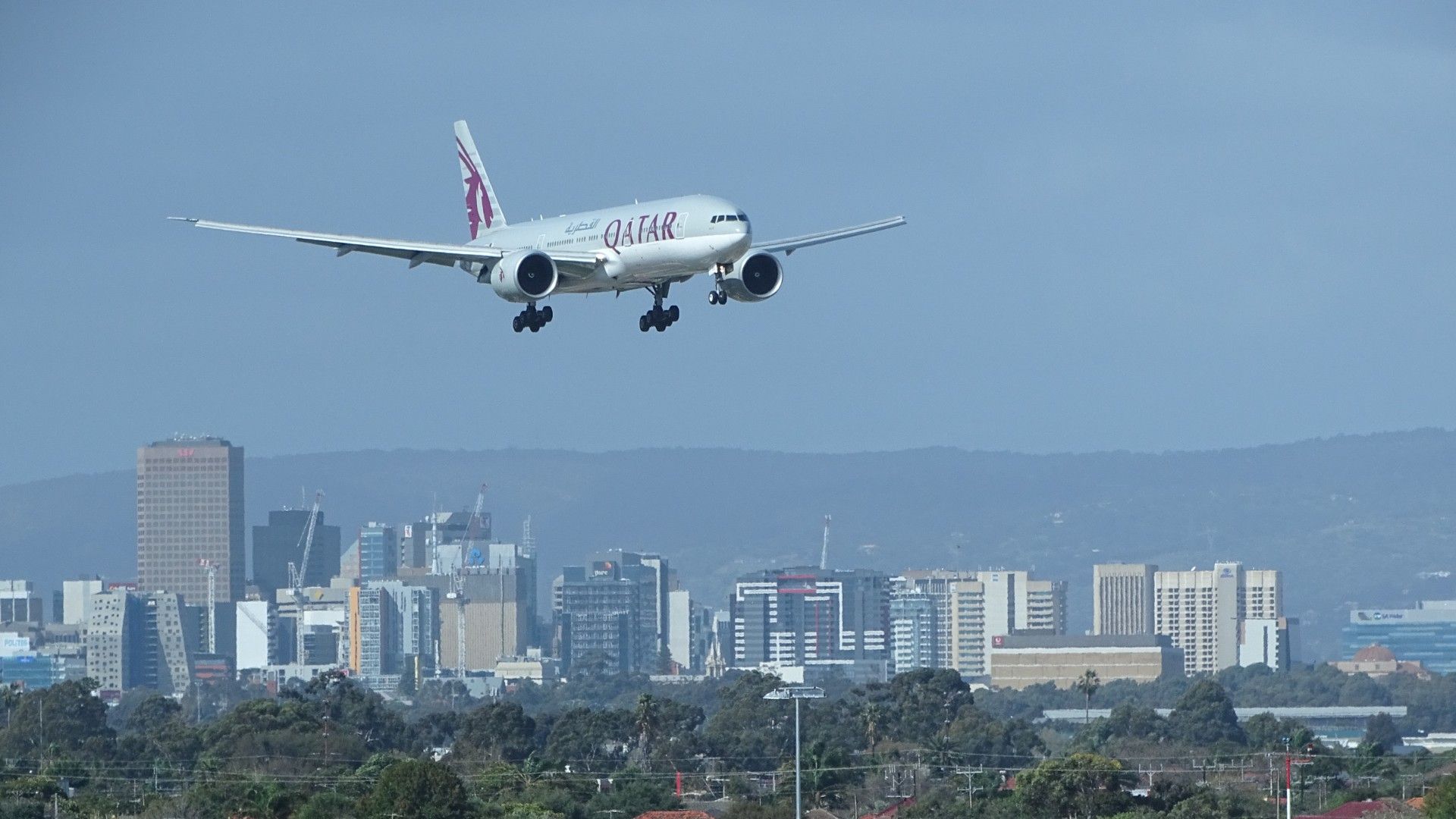 Qatar Airways 777-200LR coming into land
