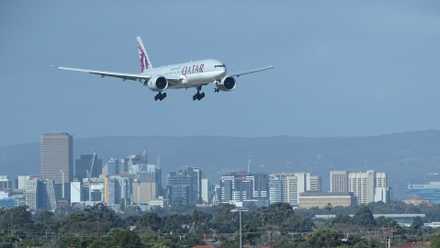 Qatar Airways 777-200LR coming into land