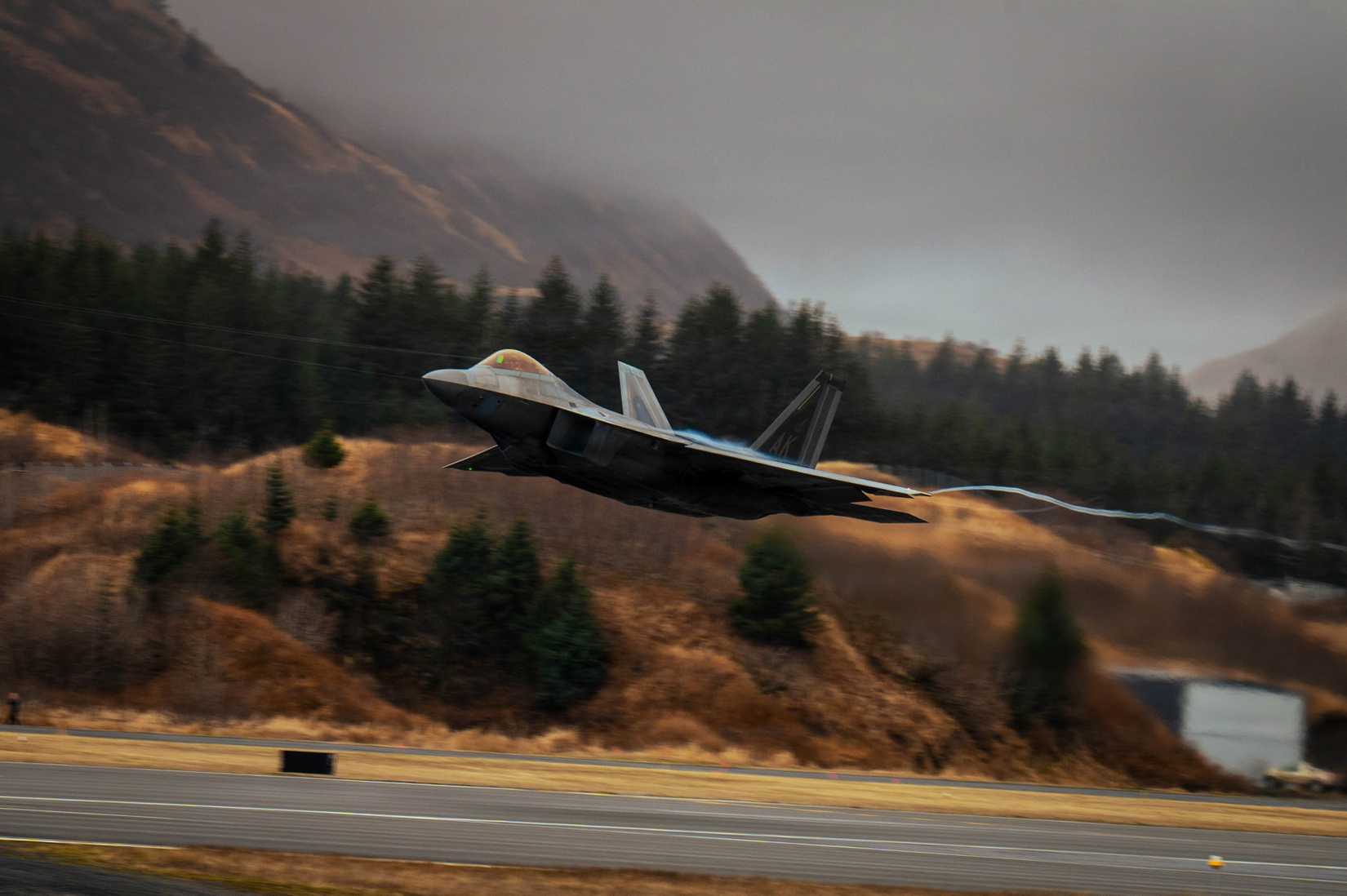 Air Force F-22 Raptor aircraft assigned to the 3rd Wing takes off during an Alaskan NORAD Region practice alert response.