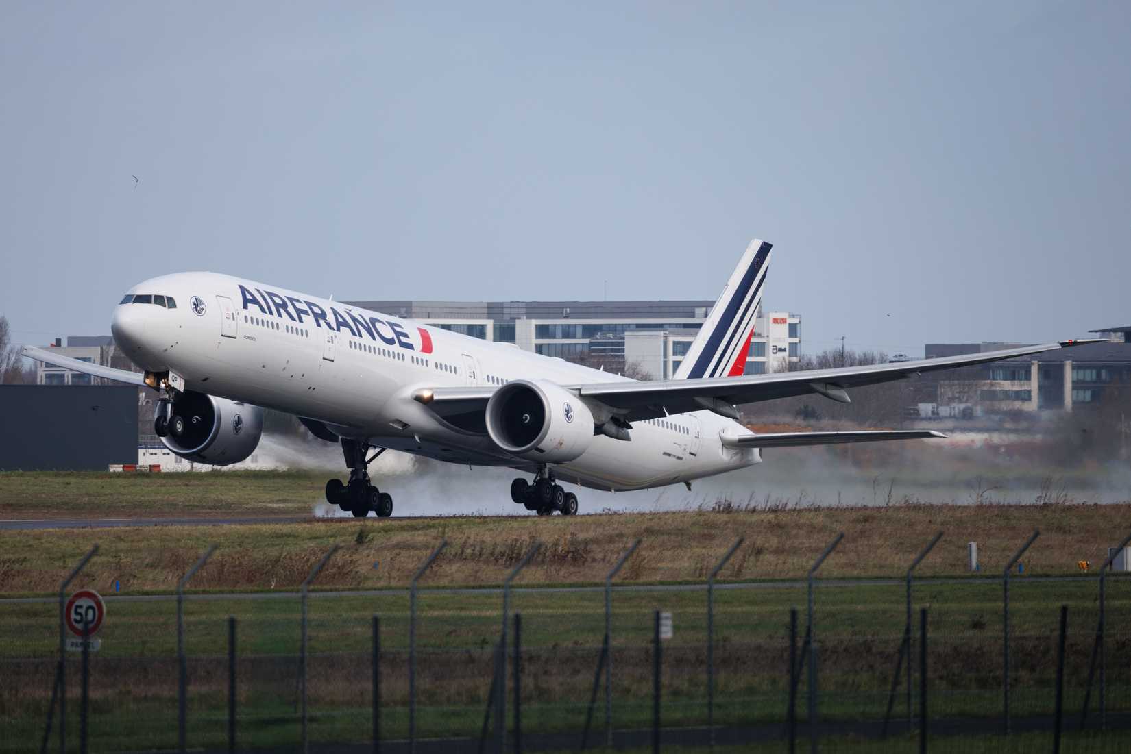 Air France Boeing 777-200  landing