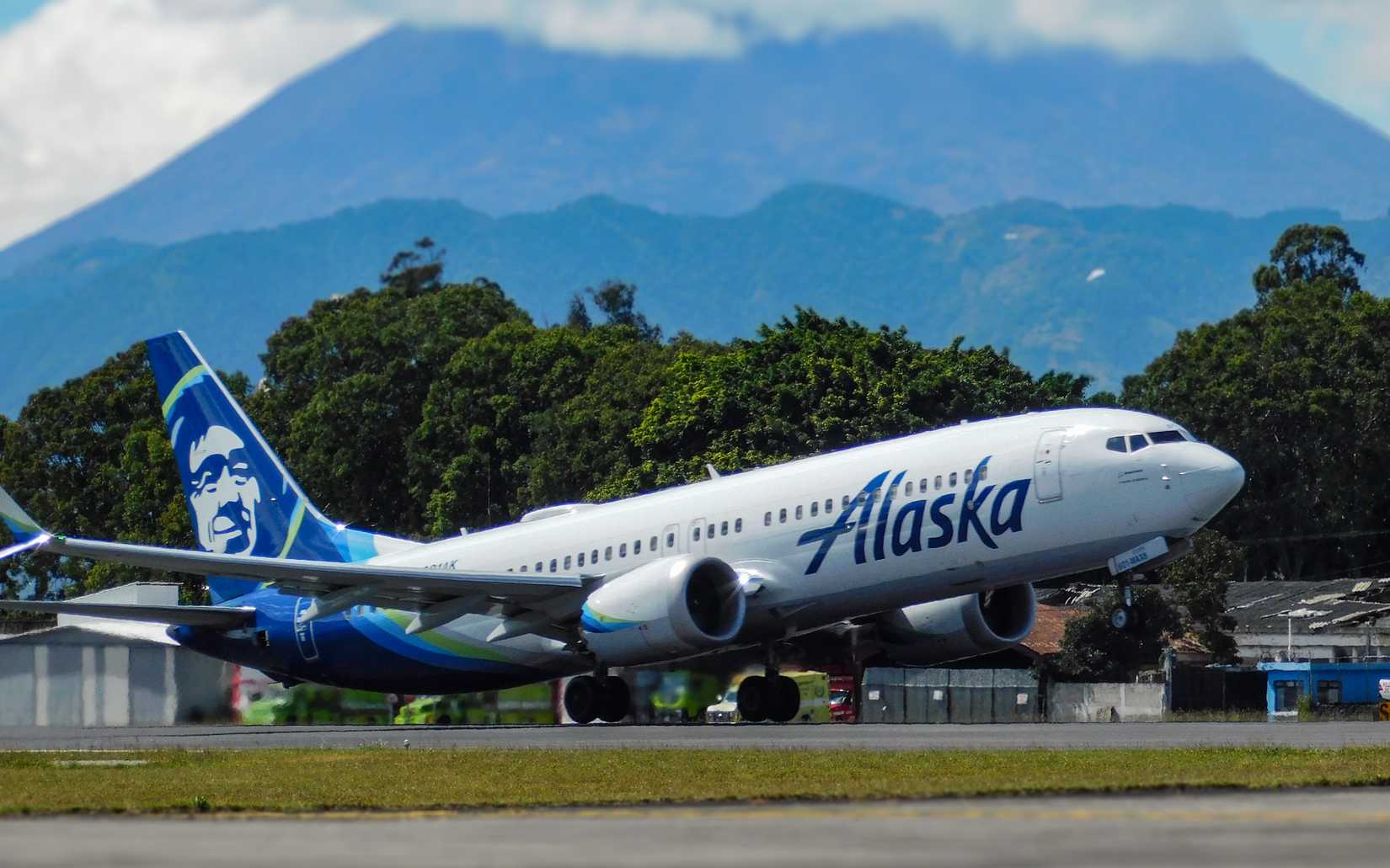 Alaska Airlines Boeing 737 MAX 8 Guatemala City take off