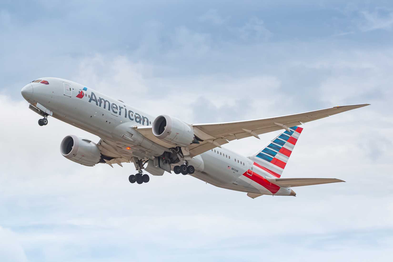 American Airlines Boeing 787 climbing