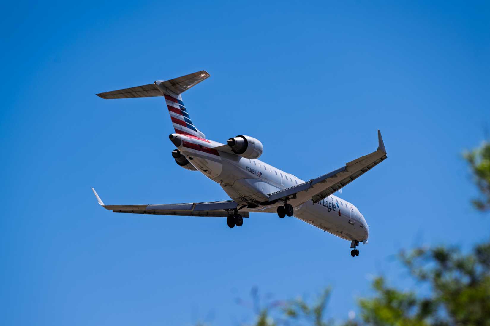 American Eagle Bombardier CRJ700 N730EV operated by Skywest Airlines arrival into runway 8 at Albuquerque Sunport international airport.