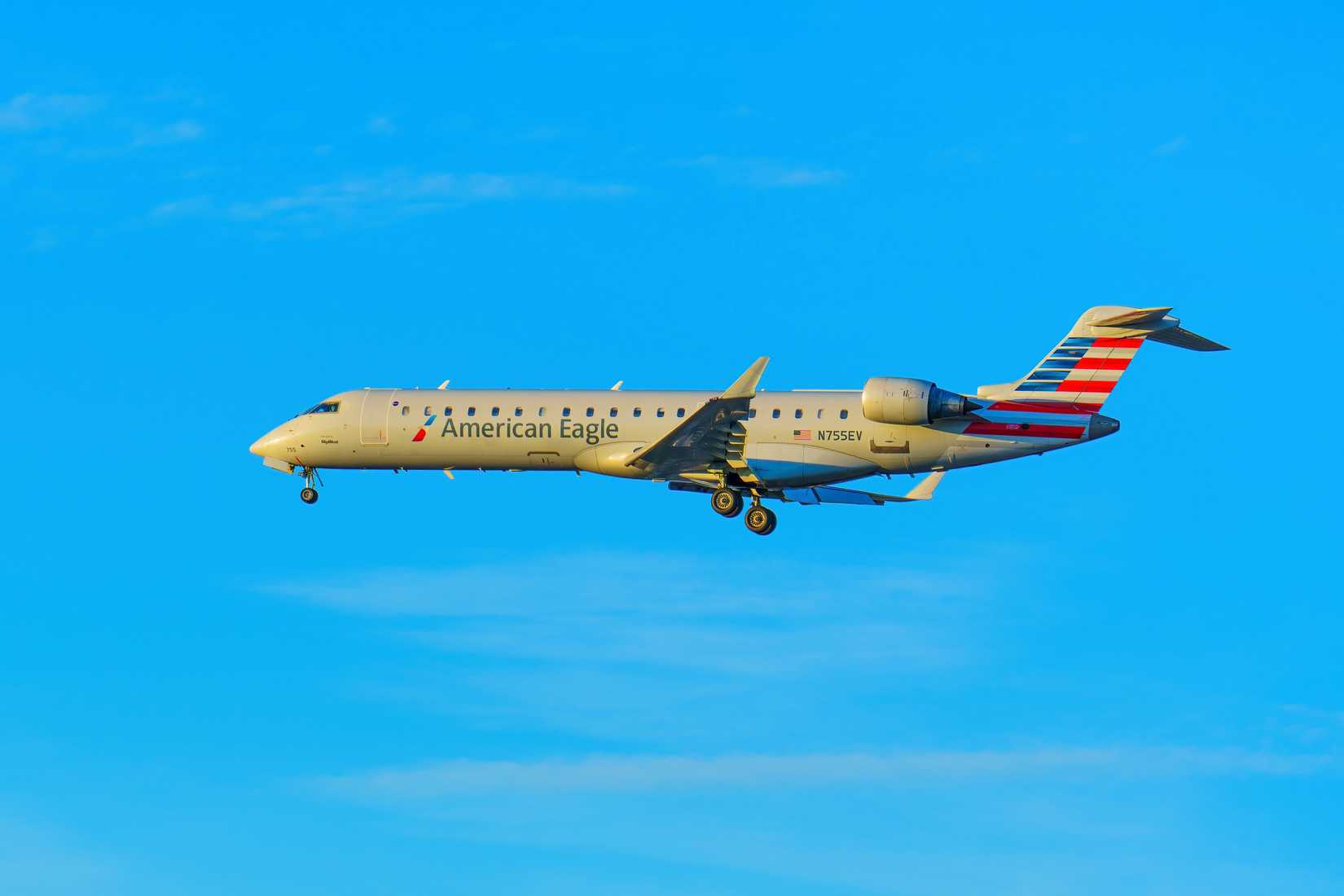 American Eagle CRJ900  passing overhead