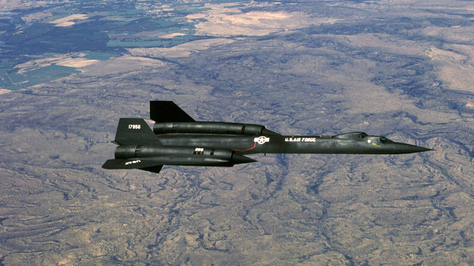 An air-to-air view of an SR-71B aircraft.