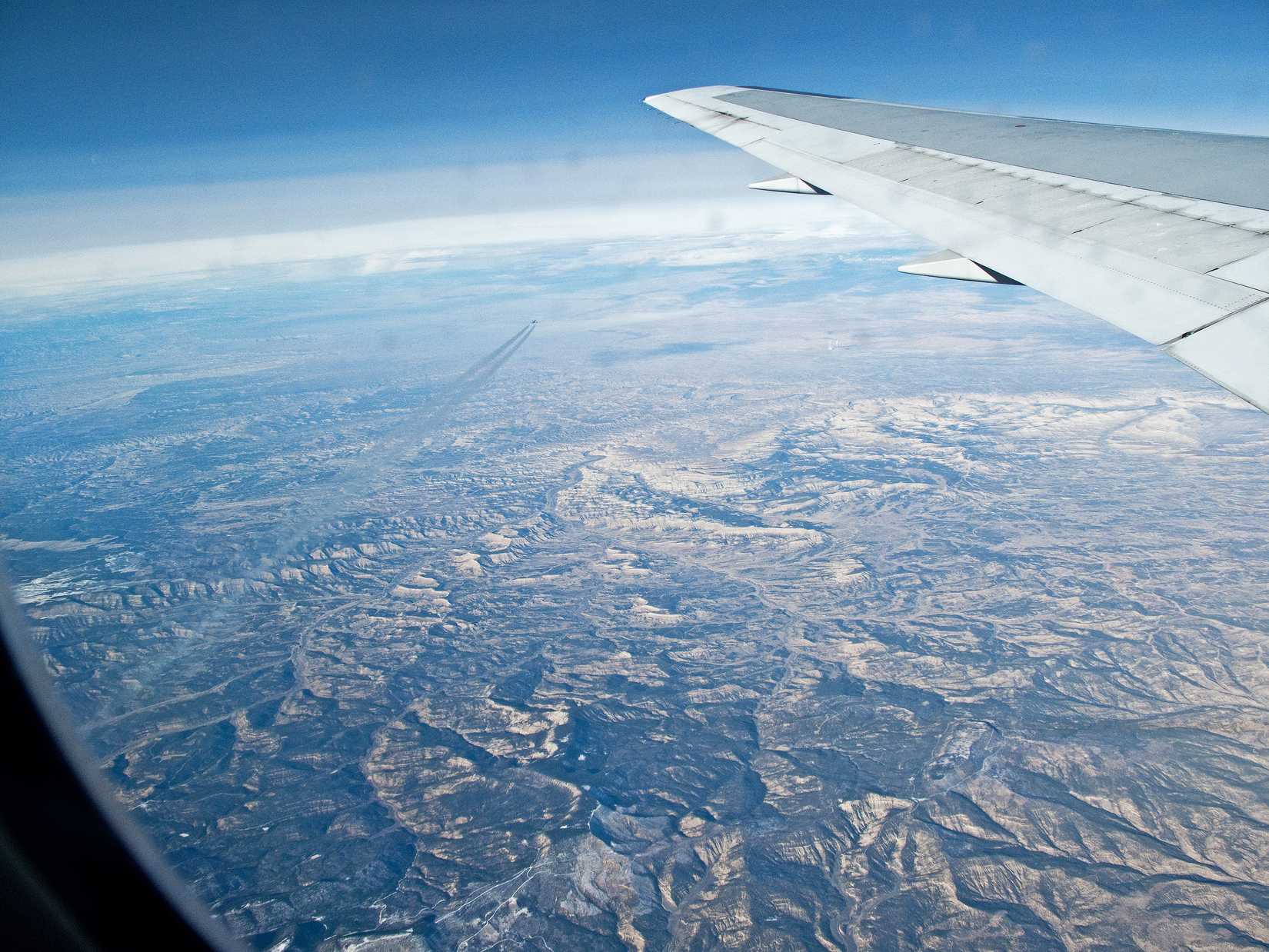 An illustration of vertical separation in flight as a jetliner passes under the path of another over the US.