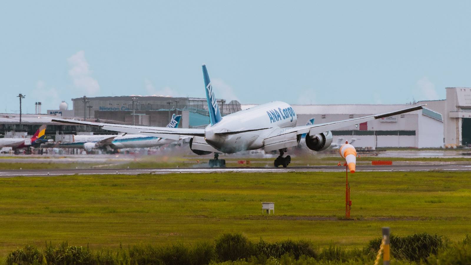 “Struck Your Tail”: United Airlines Plane Hits ANA Cargo Boeing 777F At Chicago O’Hare