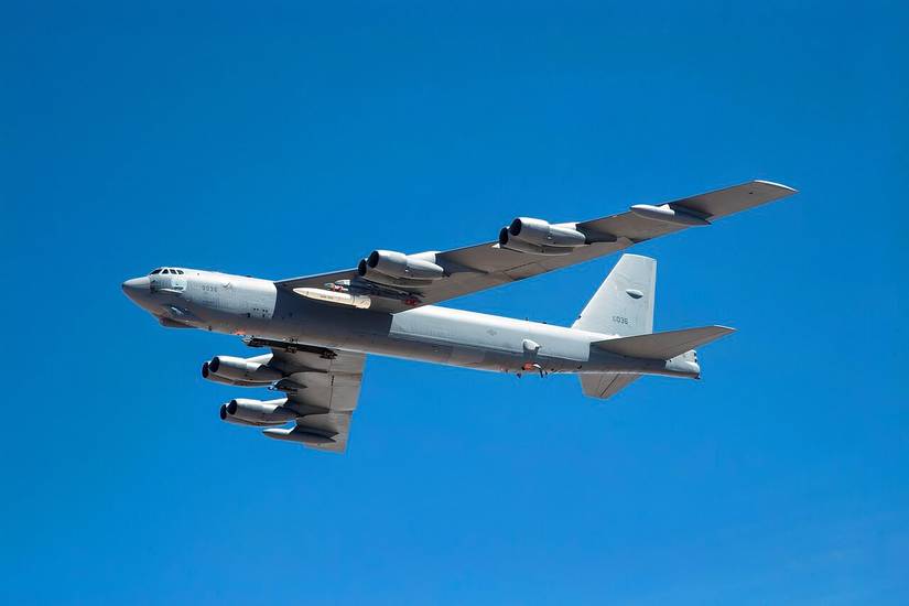 A B-52 carries the ARRRW hypersonic missile under its wing.