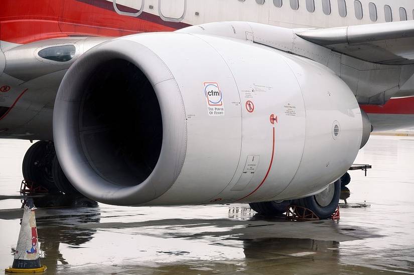 Boeing 737-86N авіакомпанії China Eastern Airlines, крупний план двигуна