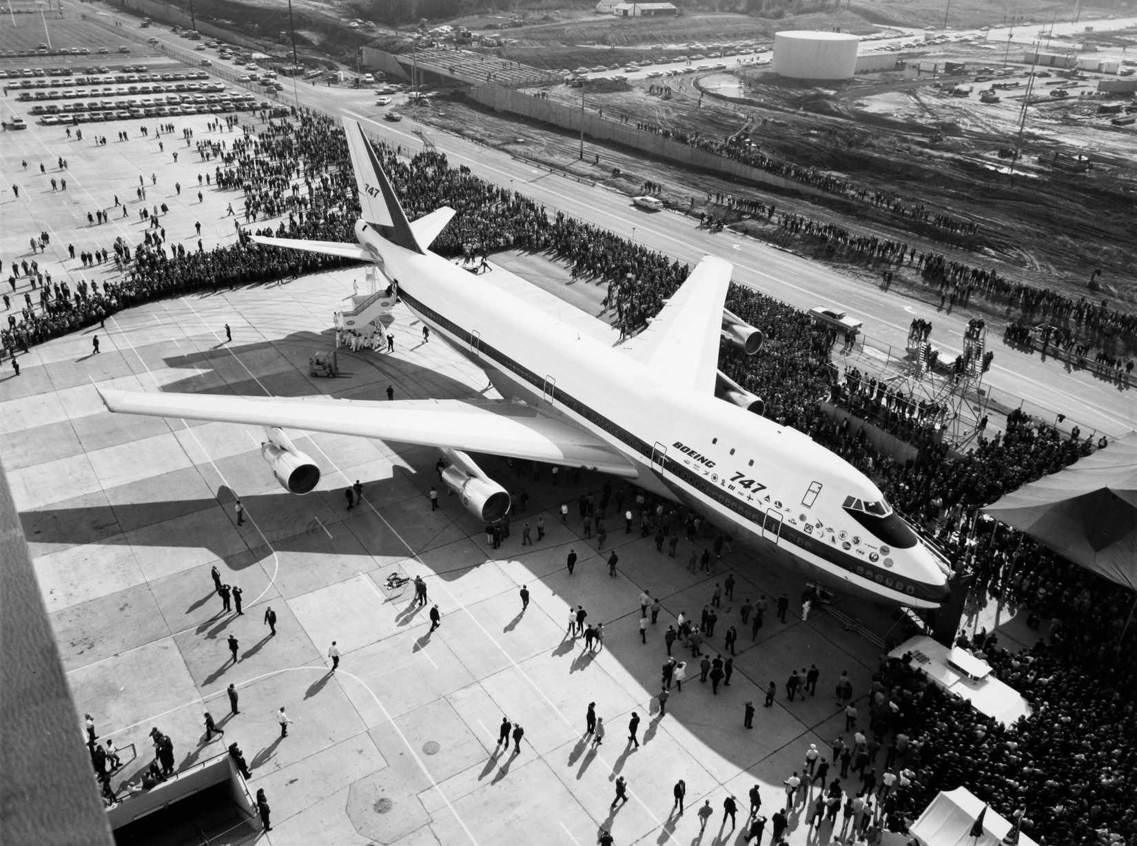 Boeing_747_rollout_(3)