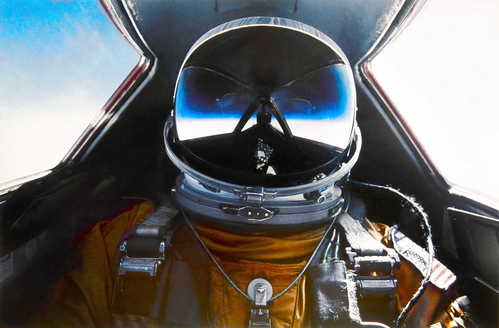 Brian_Shul_in_the_cockpit_of_the_SR-71_Blackbird