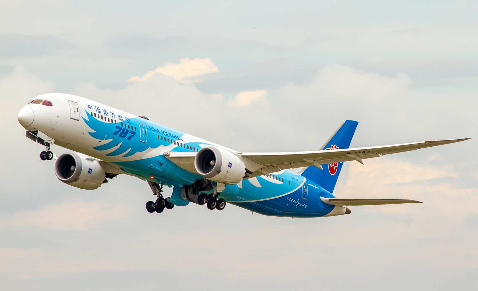 China Southern Boeing 787 flying across clear skies