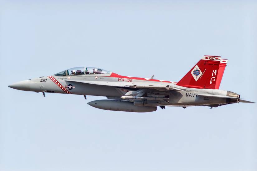 F-A18F flying