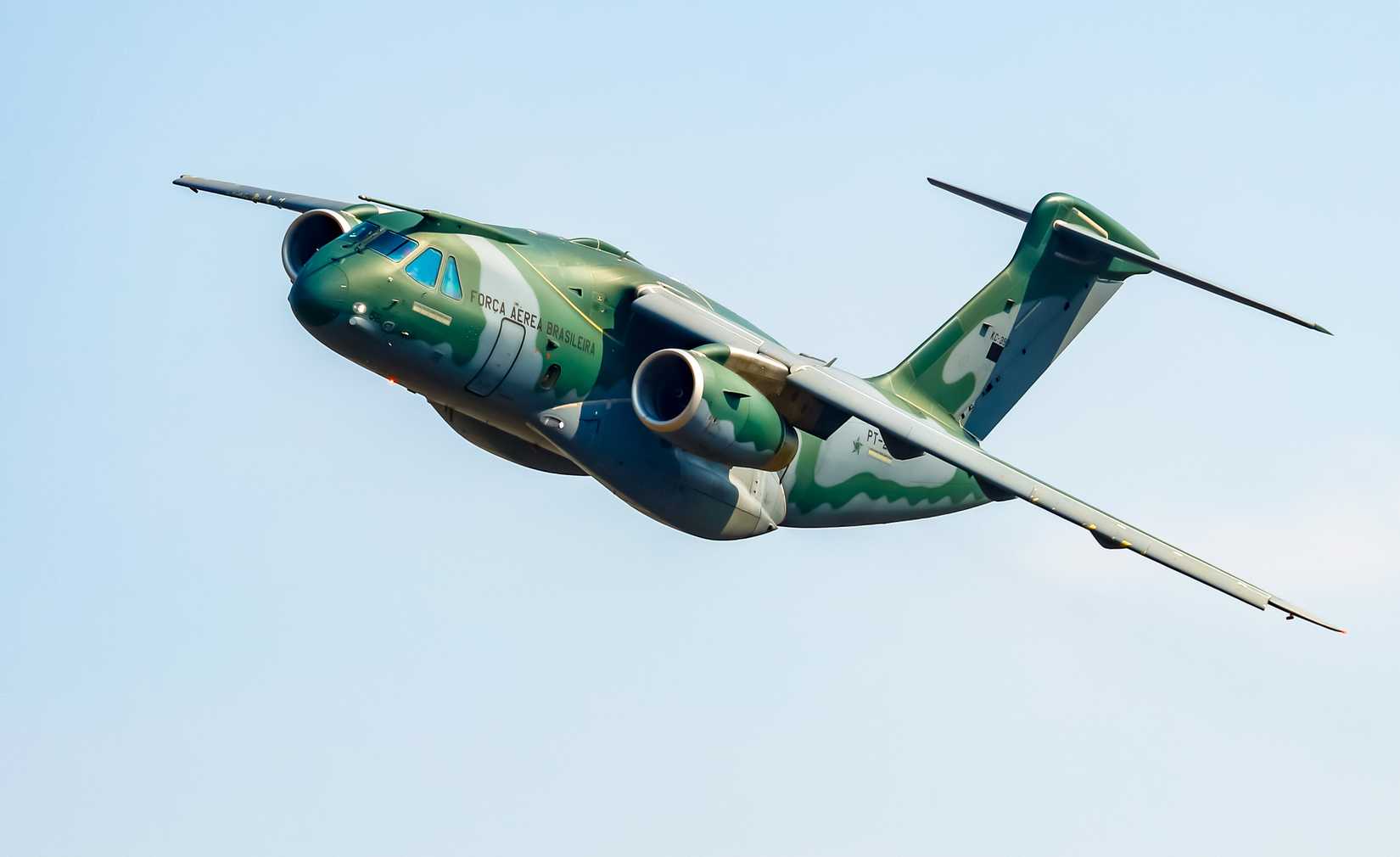 Embraer C-390 voando em céu claro