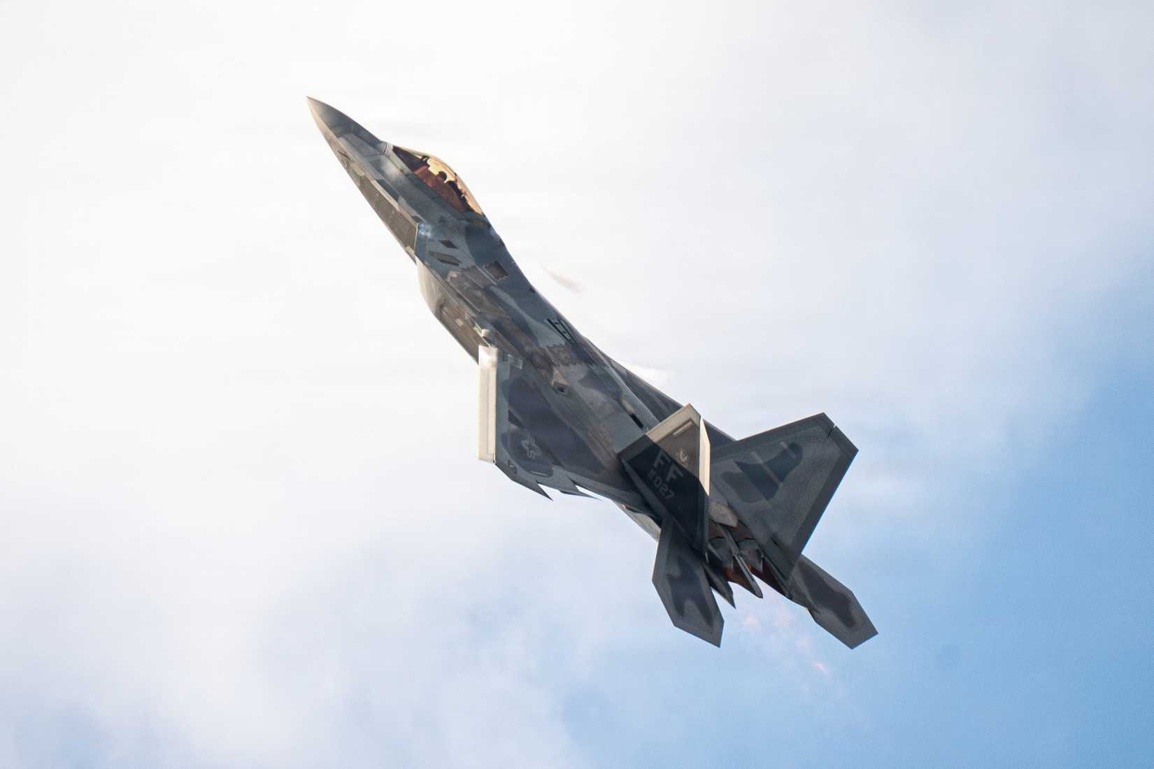 F-22 aerial demonstration during the 52nd Annual SUN 'n FUN Aerospace Expo in Lakeland, Florida, April 14, 2026.