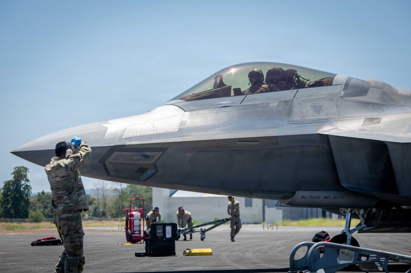 How The F-22 Raptor's Radar Compares To The F-35's AN/APG-81
