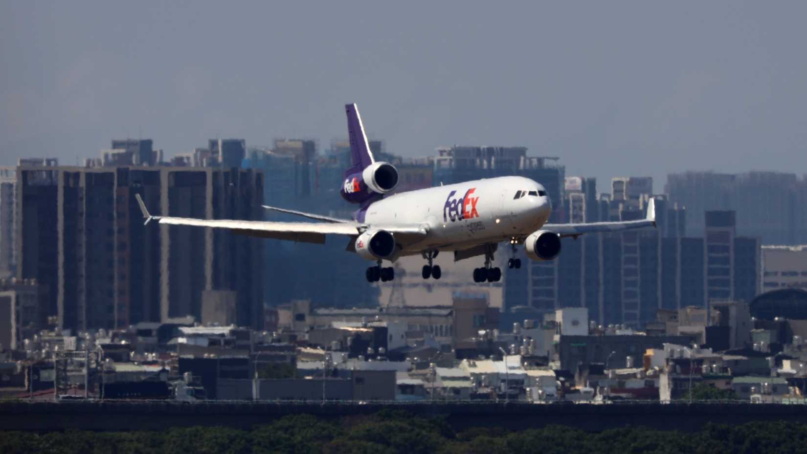 FedEx MD-11 coming into land