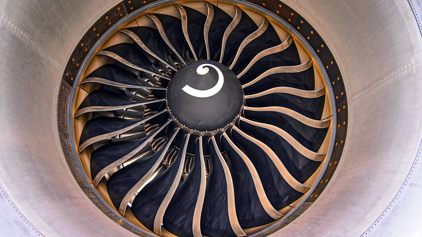 Here's How Much Larger The GE90's Fan Diameter Is Compared To The Rolls-Royce Trent XWB