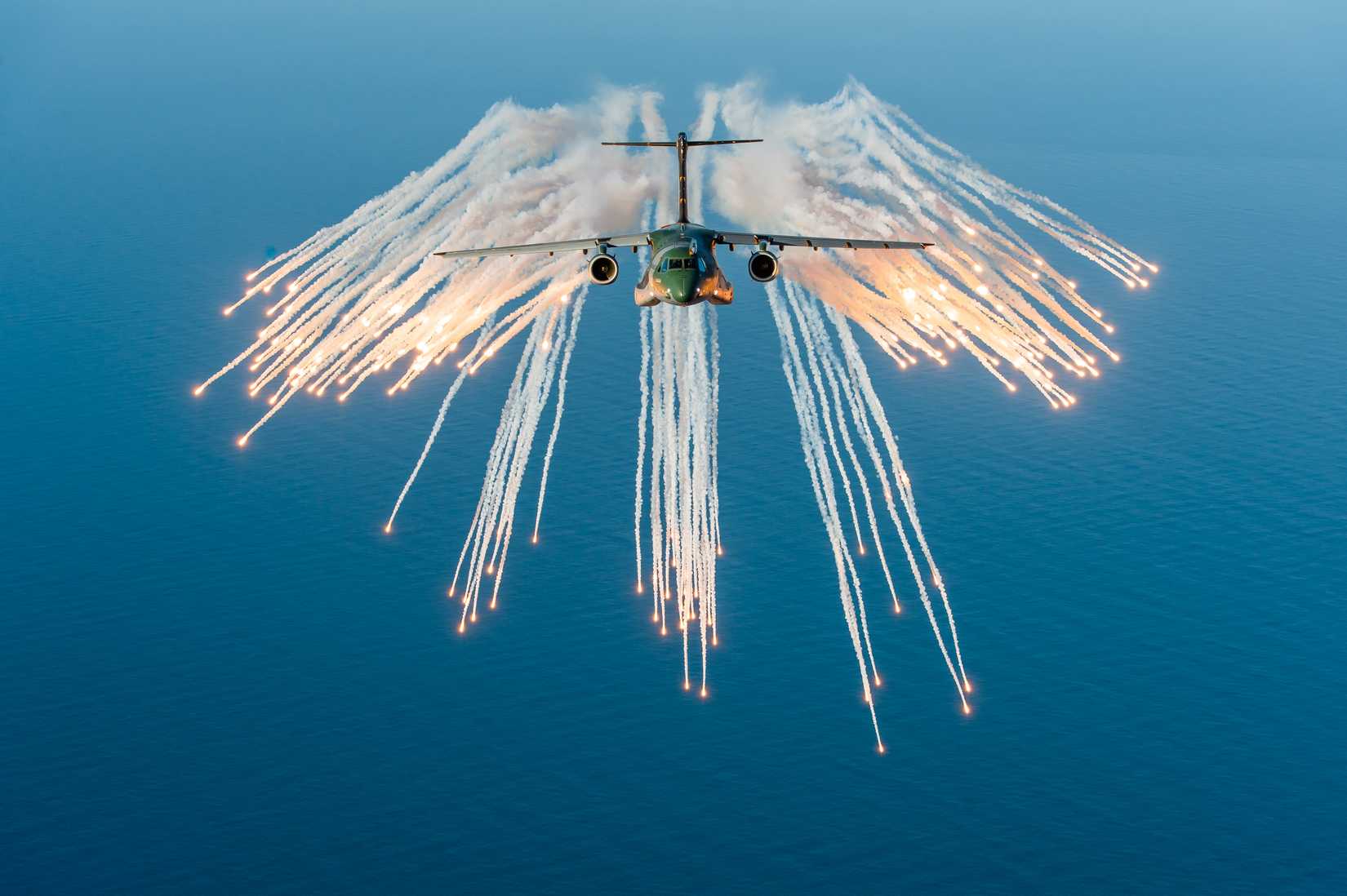 Embraer KC-390 lançando sinalizadores