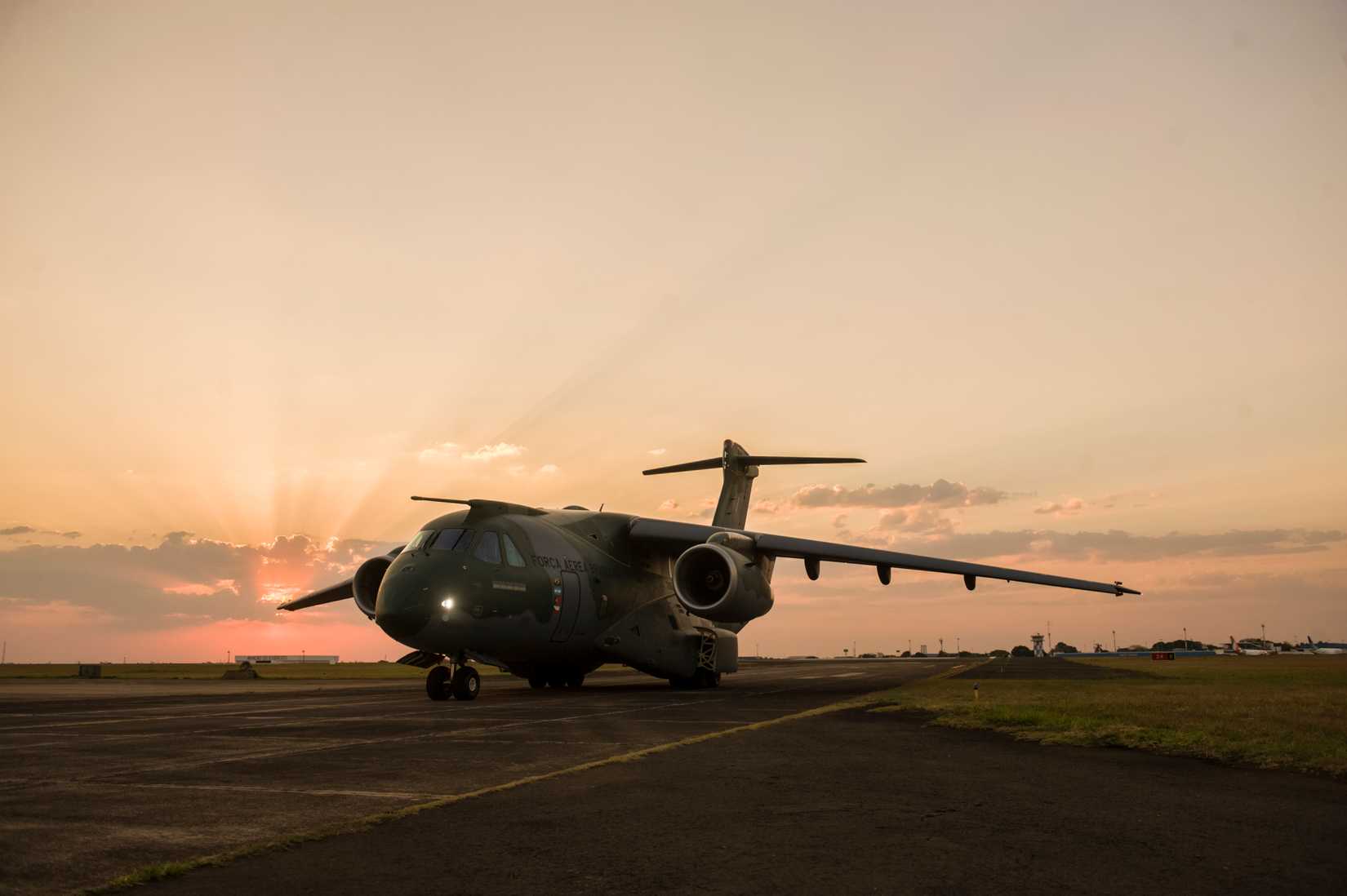 Embraer C-390 no solo