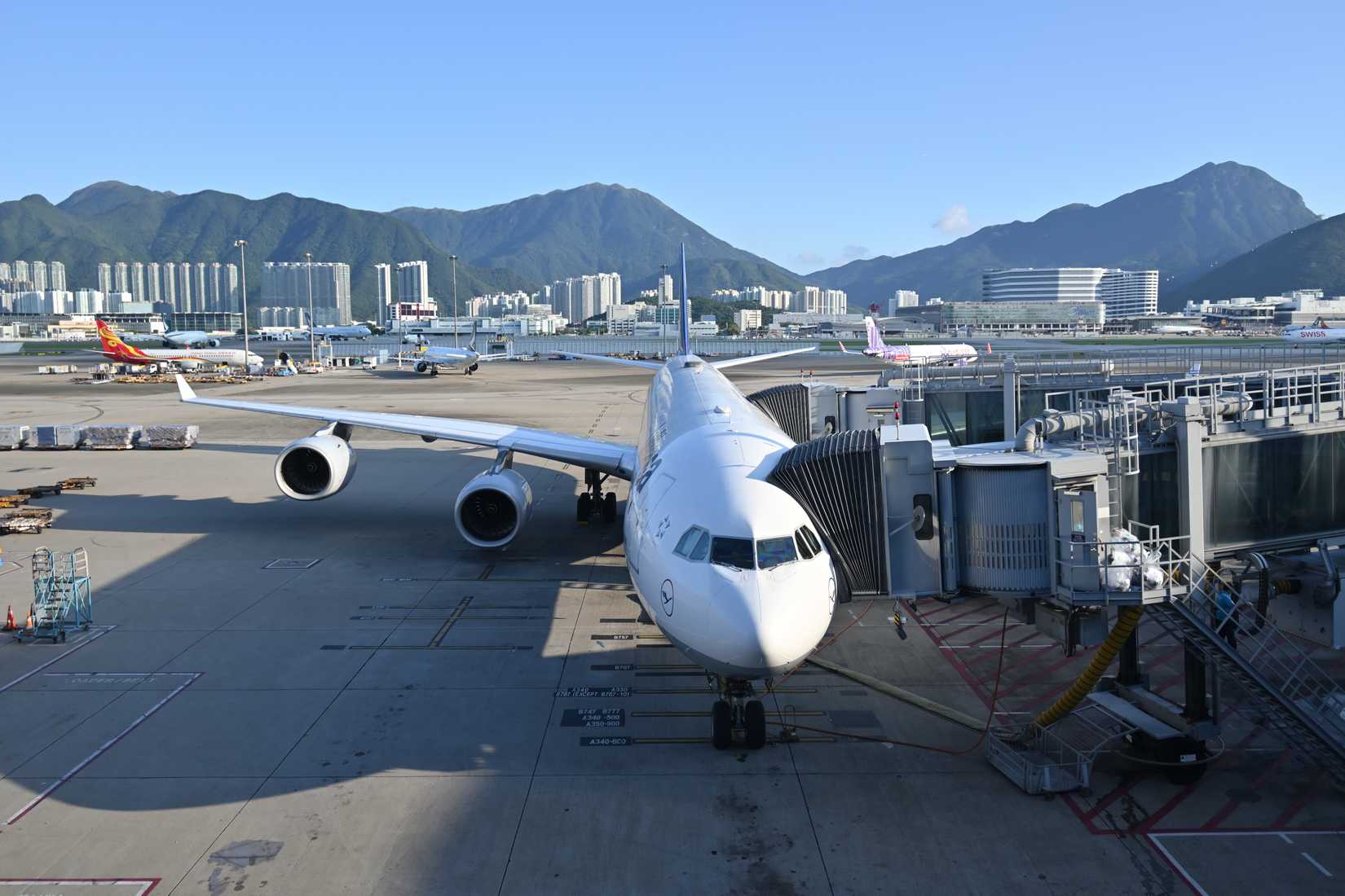 Lufthansa_Airbus_A340-600_at_Hong_Kong_airport