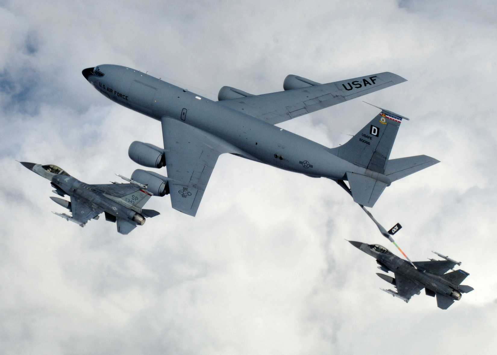 A KC-135 Stratotanker from RAF Mildenhall refueling F-16 Fighting Falcons