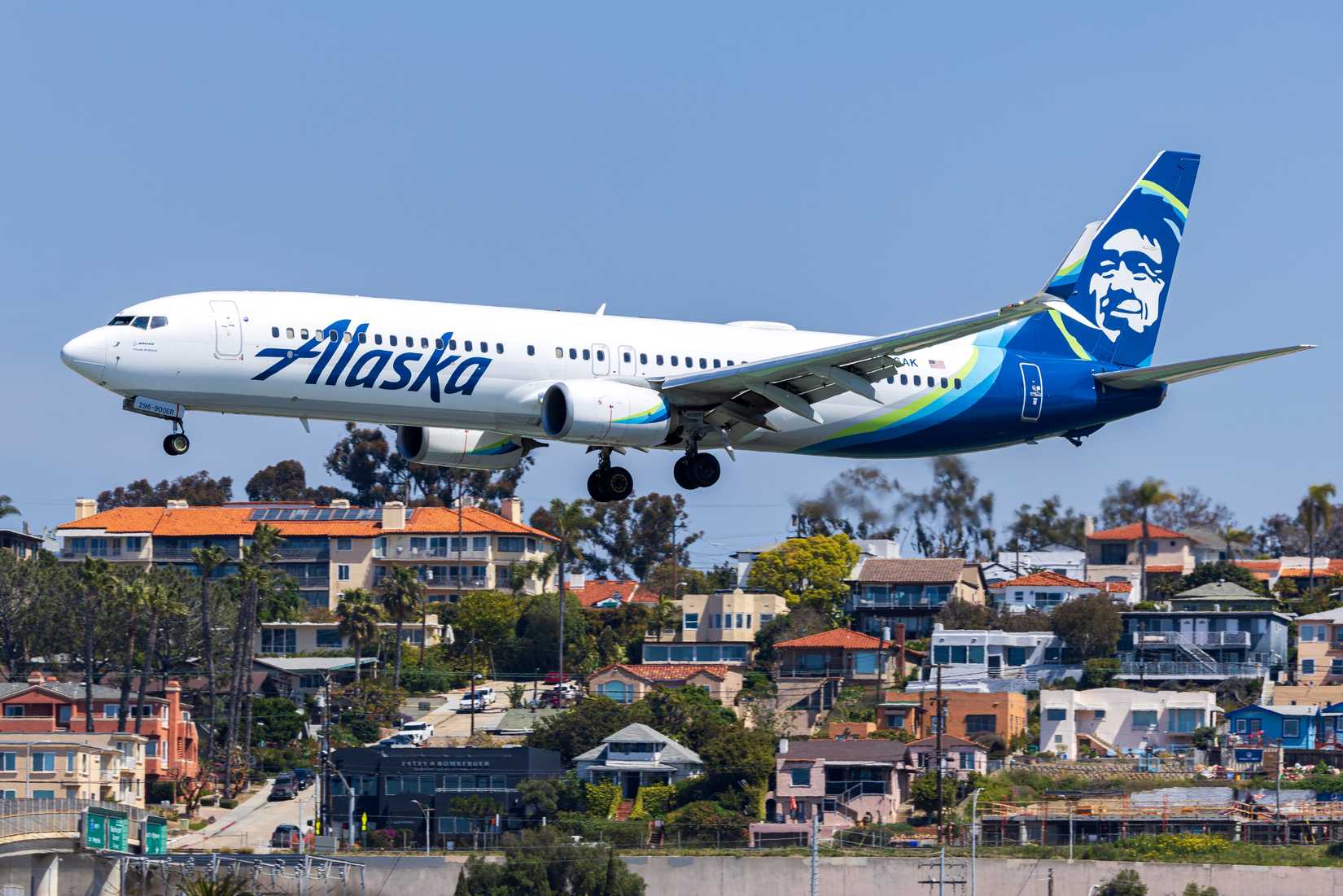 N296AK Alaska Airlines Boeing 737-990ER(WL) landing at San Diego SAN (KSAN).