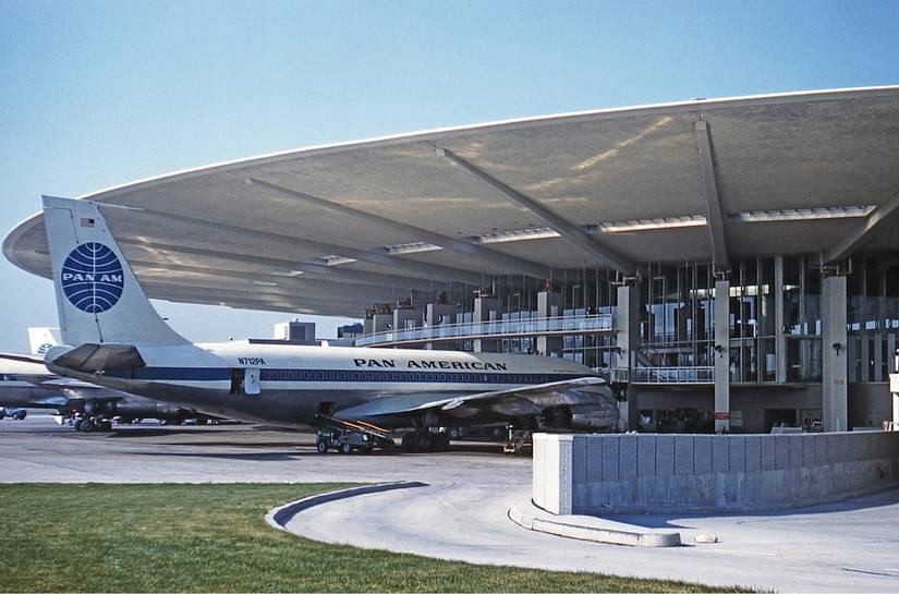 Pan_Am_Boeing_707-100_at_JFK_1961_Proctor