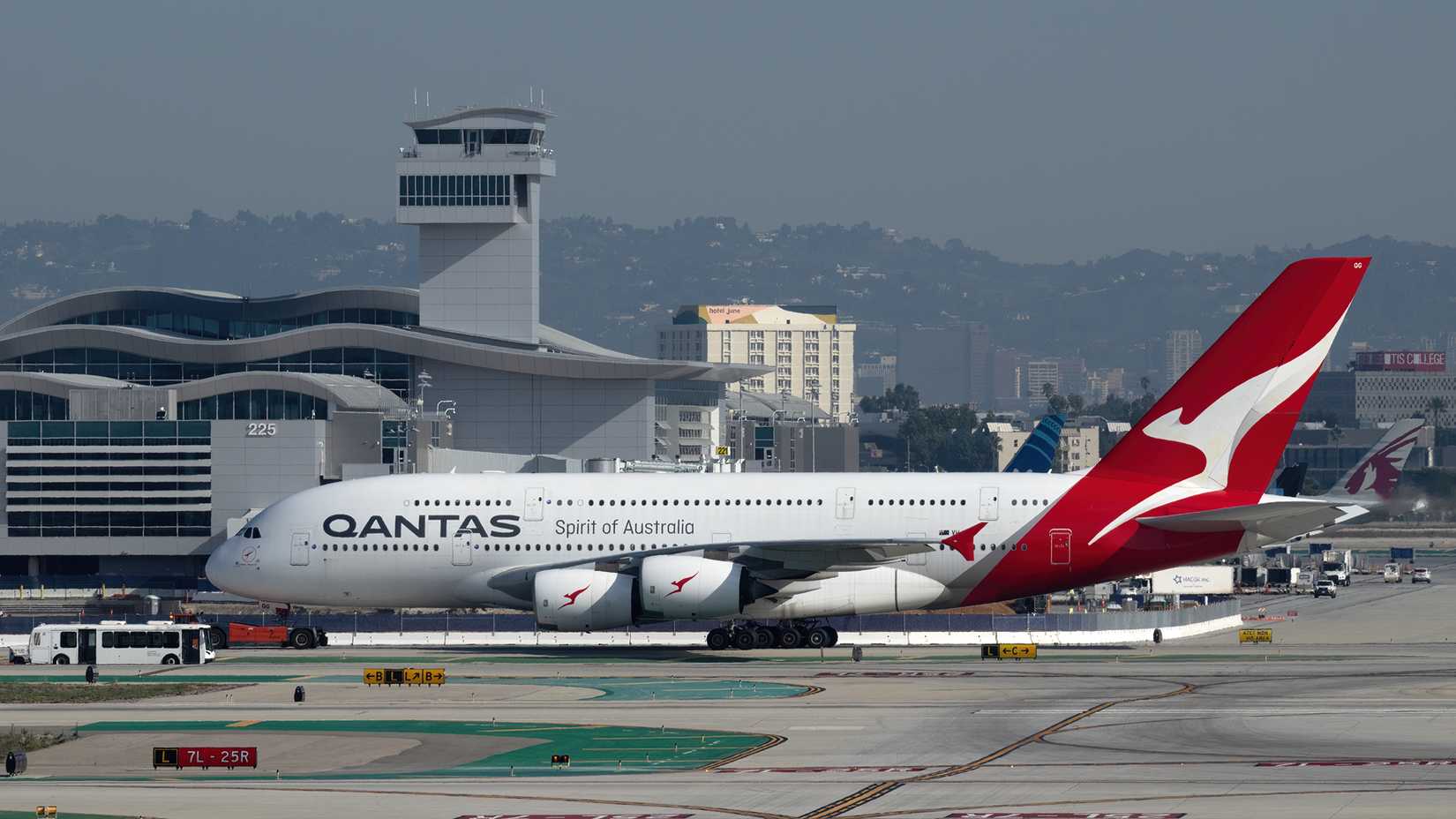 طائرة كانتاس إيرباص A380 متوقفة عند البوابة في مطار لوس أنجلوس