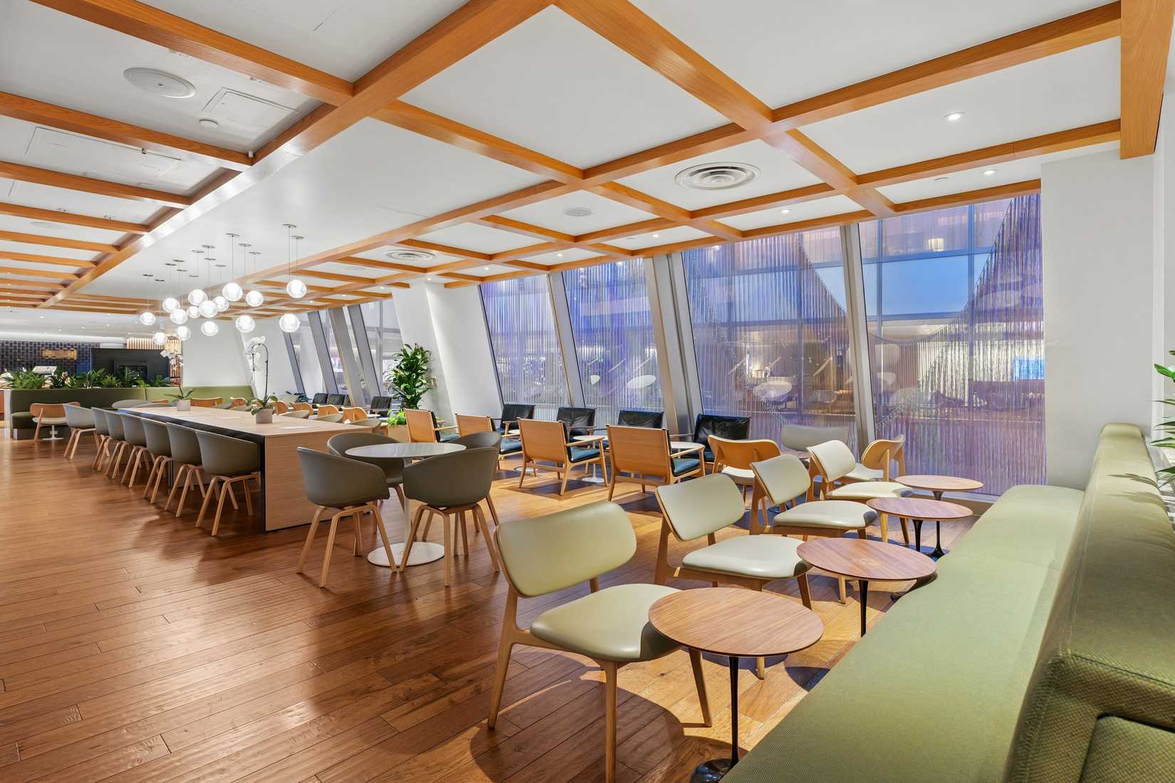 Qantas LAX Business Lounge 1