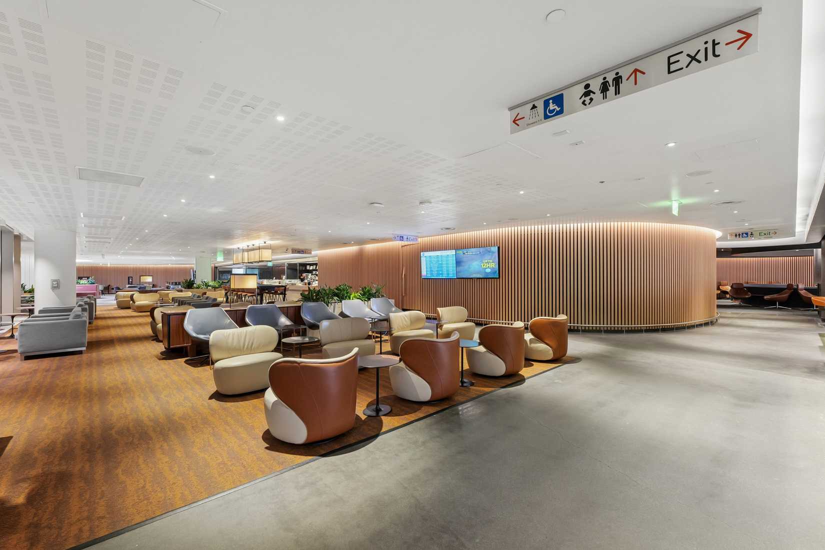 Qantas LAX Business Lounge 7