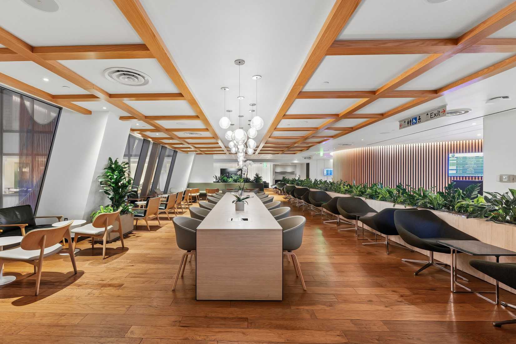 Qantas LAX Business Lounge 8