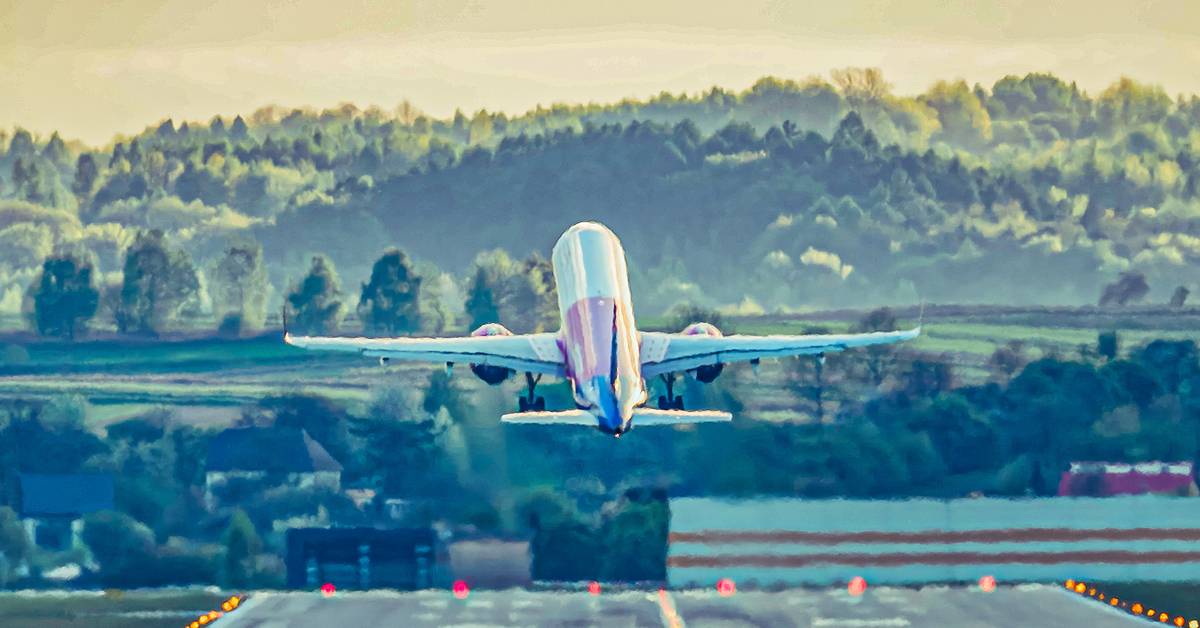 Why Pilots Deliberately Pull Back Thrust Seconds After Lifting Off The Runway