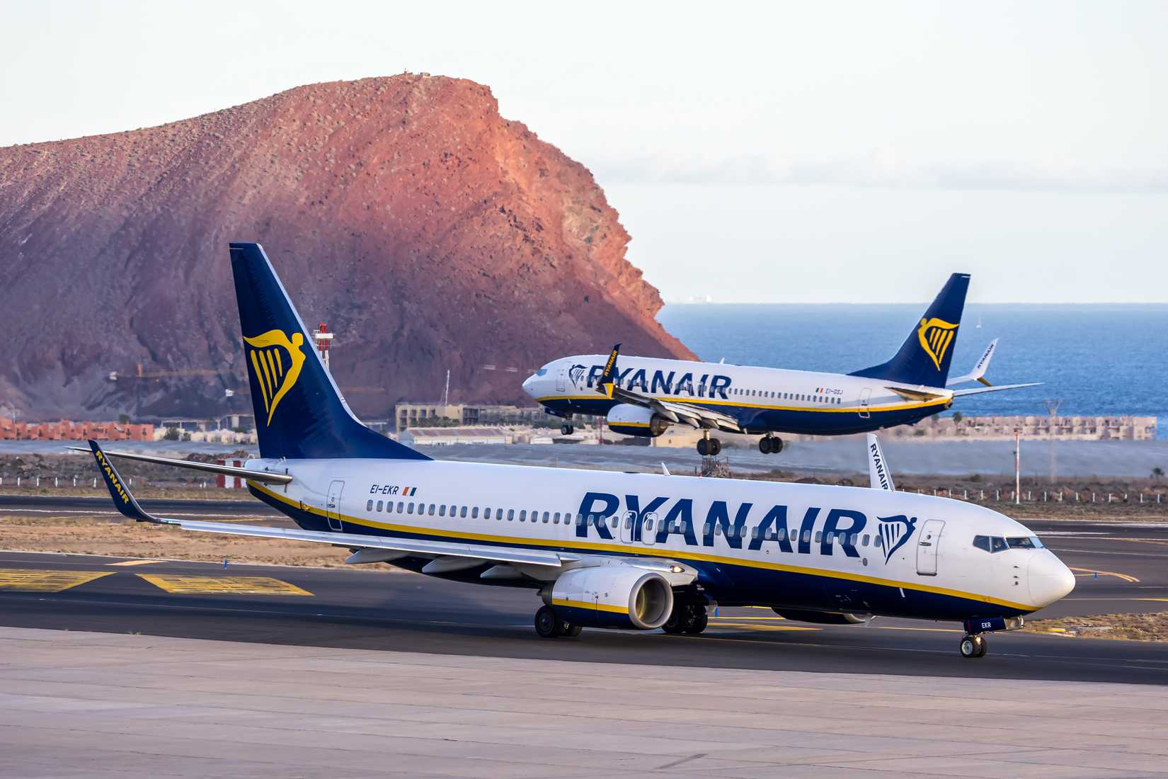 2 Ryanair aircraft. One taxiing, the other landing