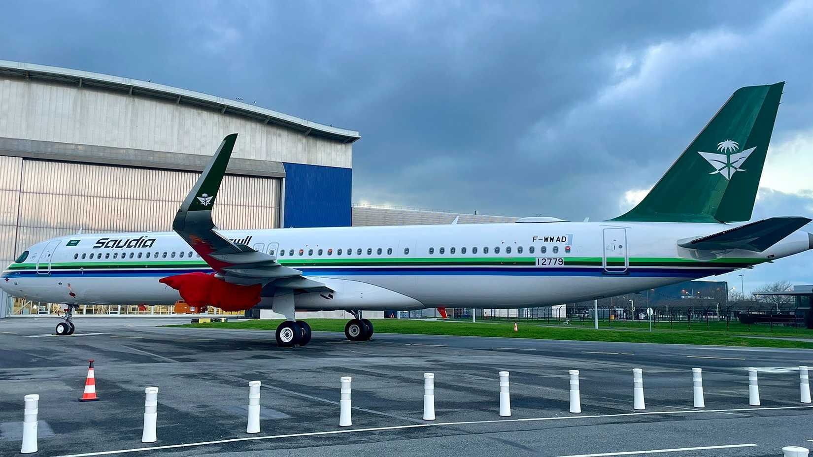 saudia a321xlr by a hangar