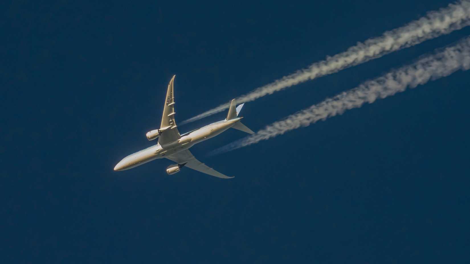787 contrail