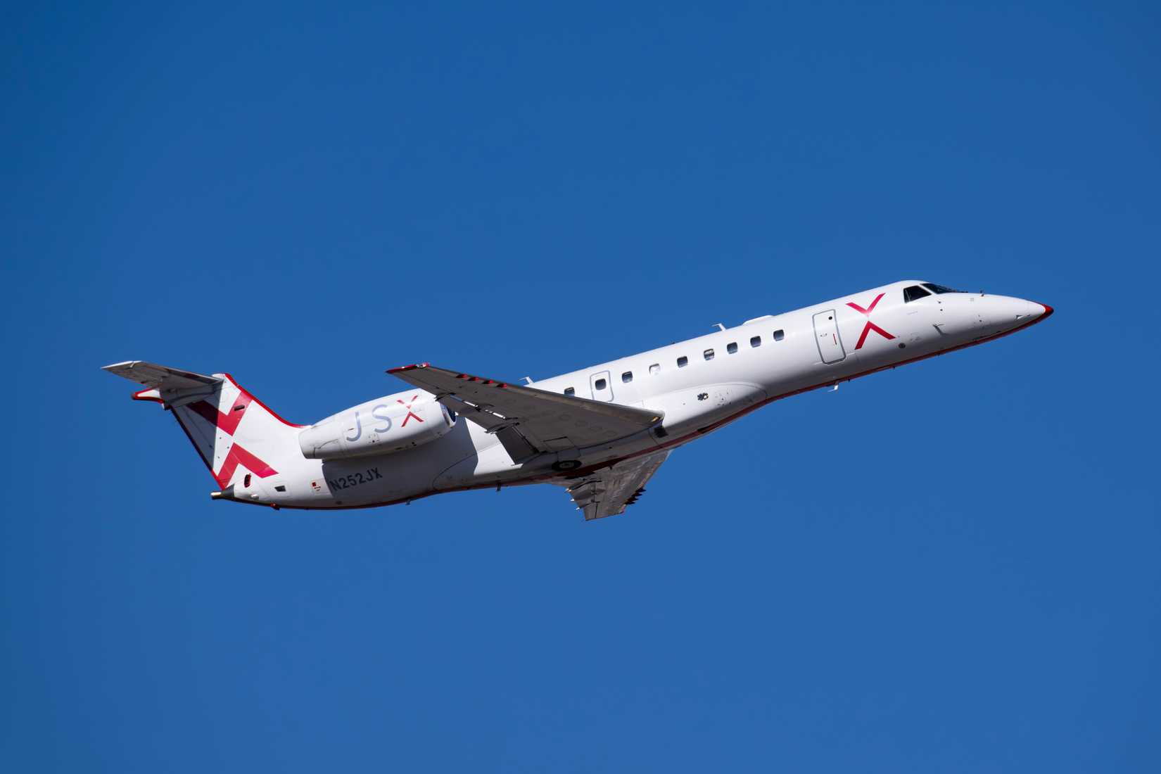 JSX Embraer ERJ 135 Climbing