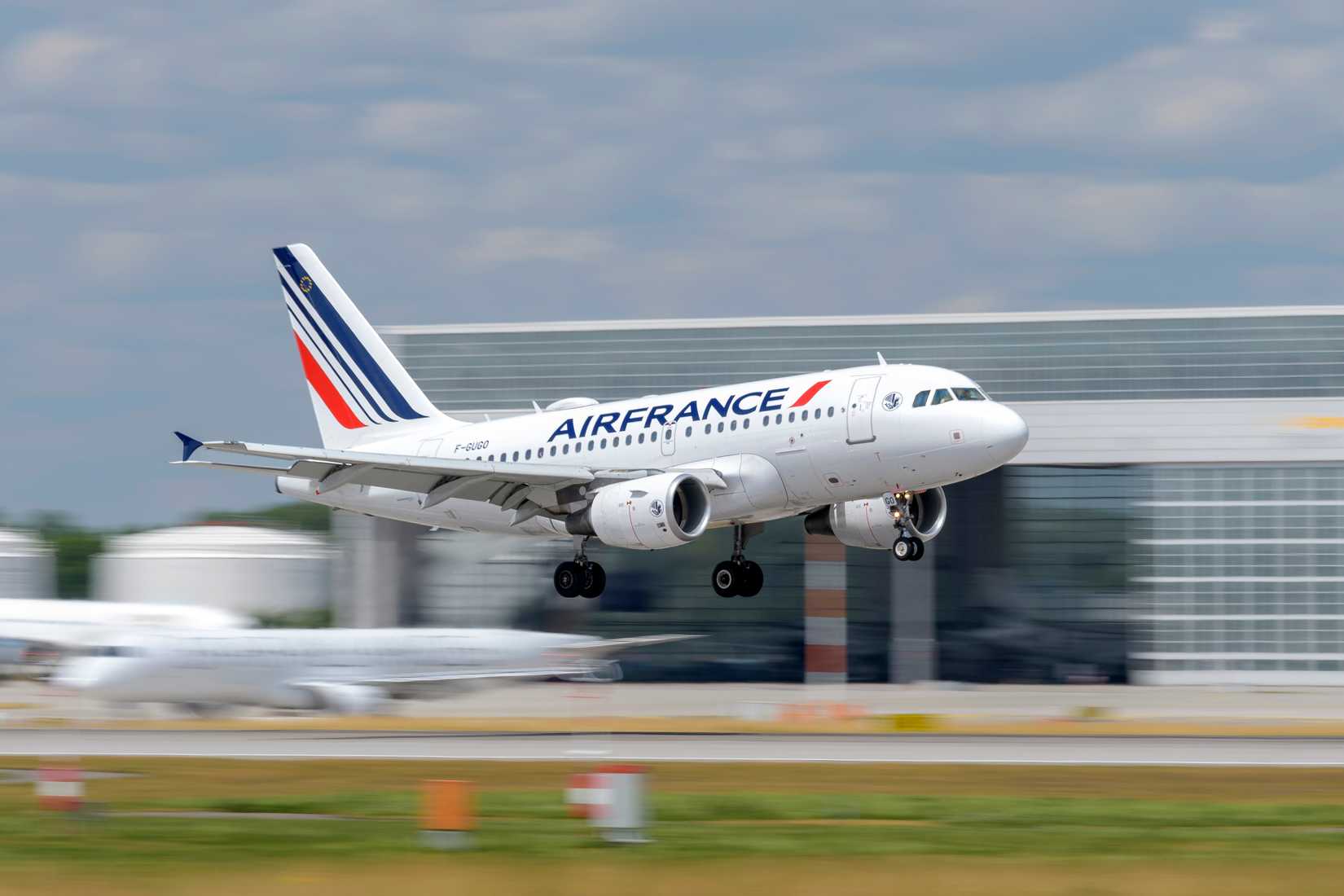 Air France Airbus A318-100 Landing