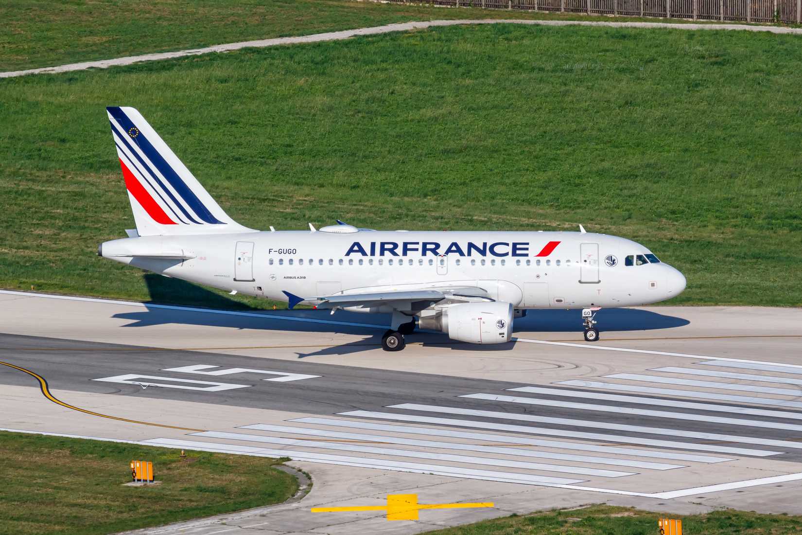 Air France Airbus A318-100 Taxiing