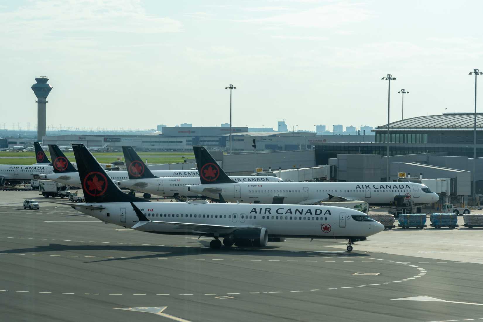 Air Canada 737 Taxiing