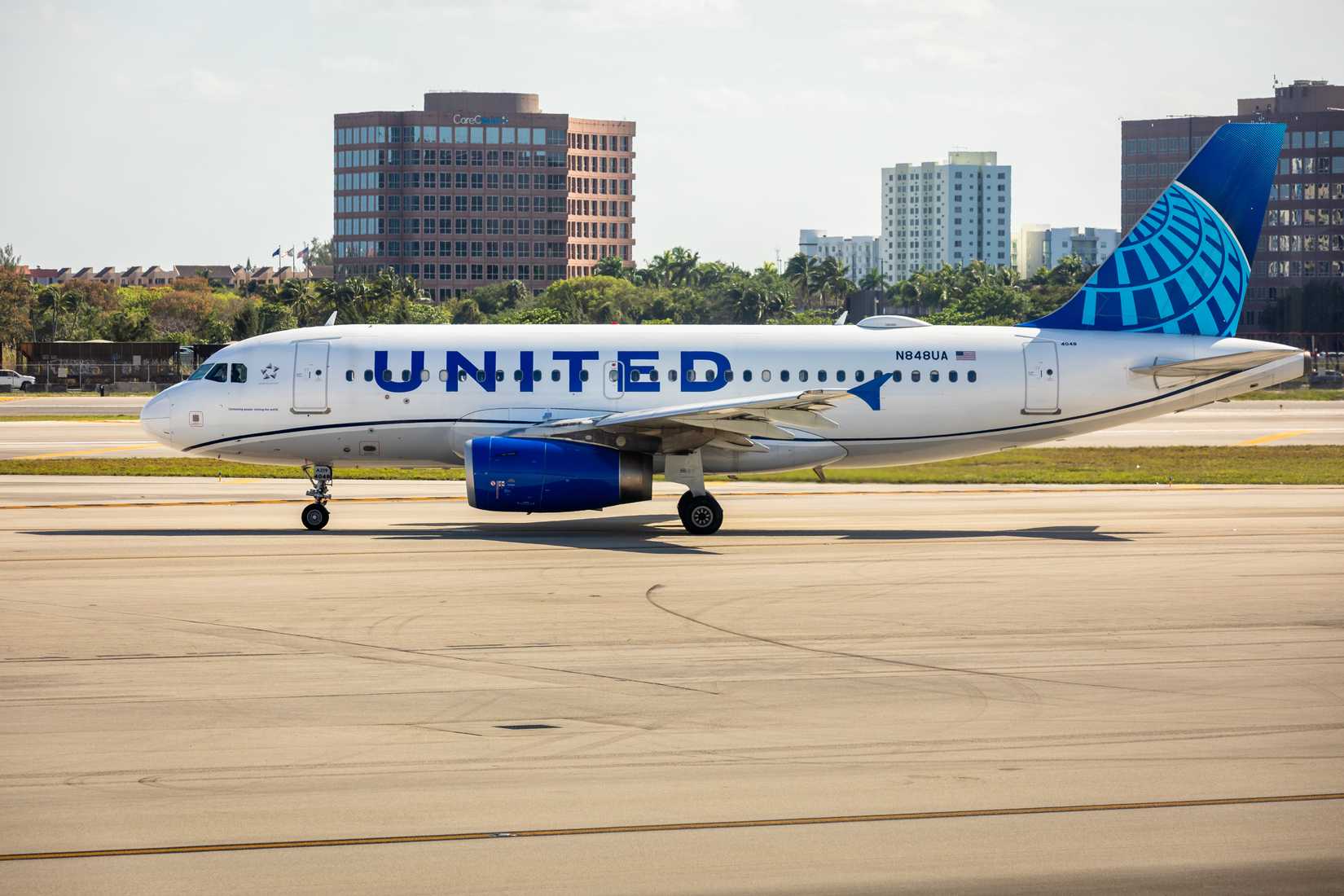 United A319 Taxiing