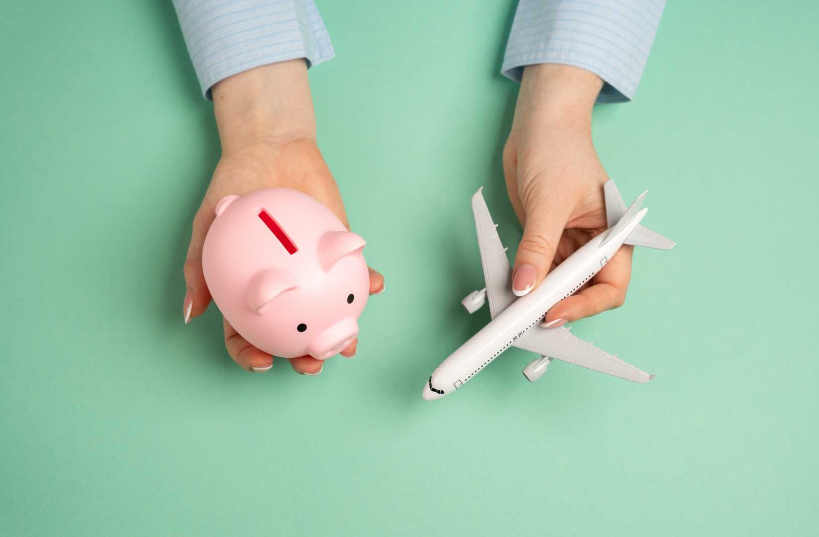 https://www.shutterstock.com/es/image-photo/piggy-bank-passenger-plane-save-on-2598494725?trackingId=a671524f-22ee-452b-8f09-4b663500d129&listId=searchResults