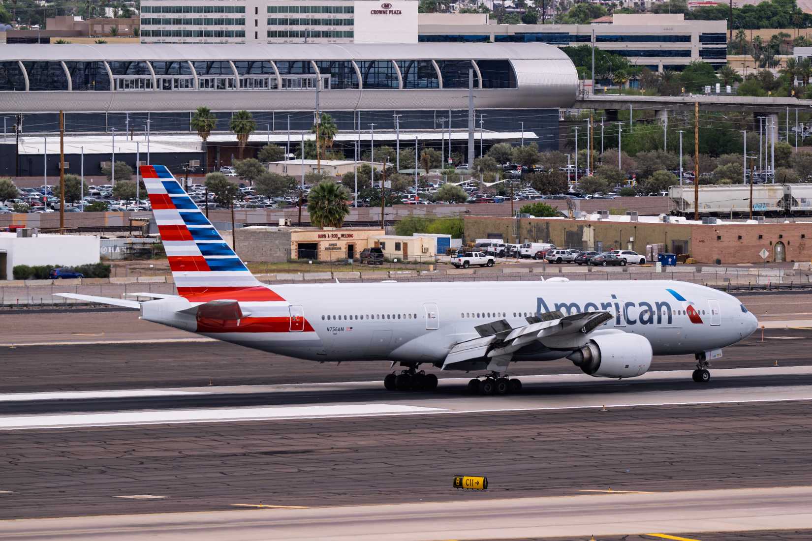 American Airlines Boeing 777-200ER (N756AM) landing in Phoenix.