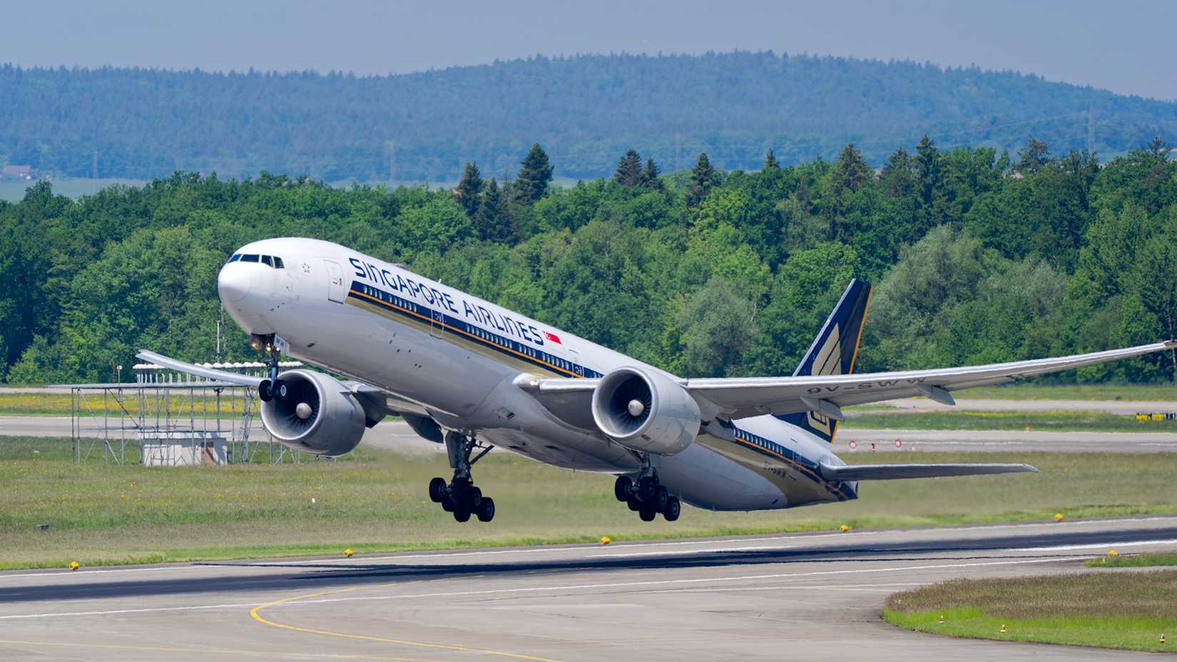 Singapore Airlines Boeing 777-300ER takeoff (1)