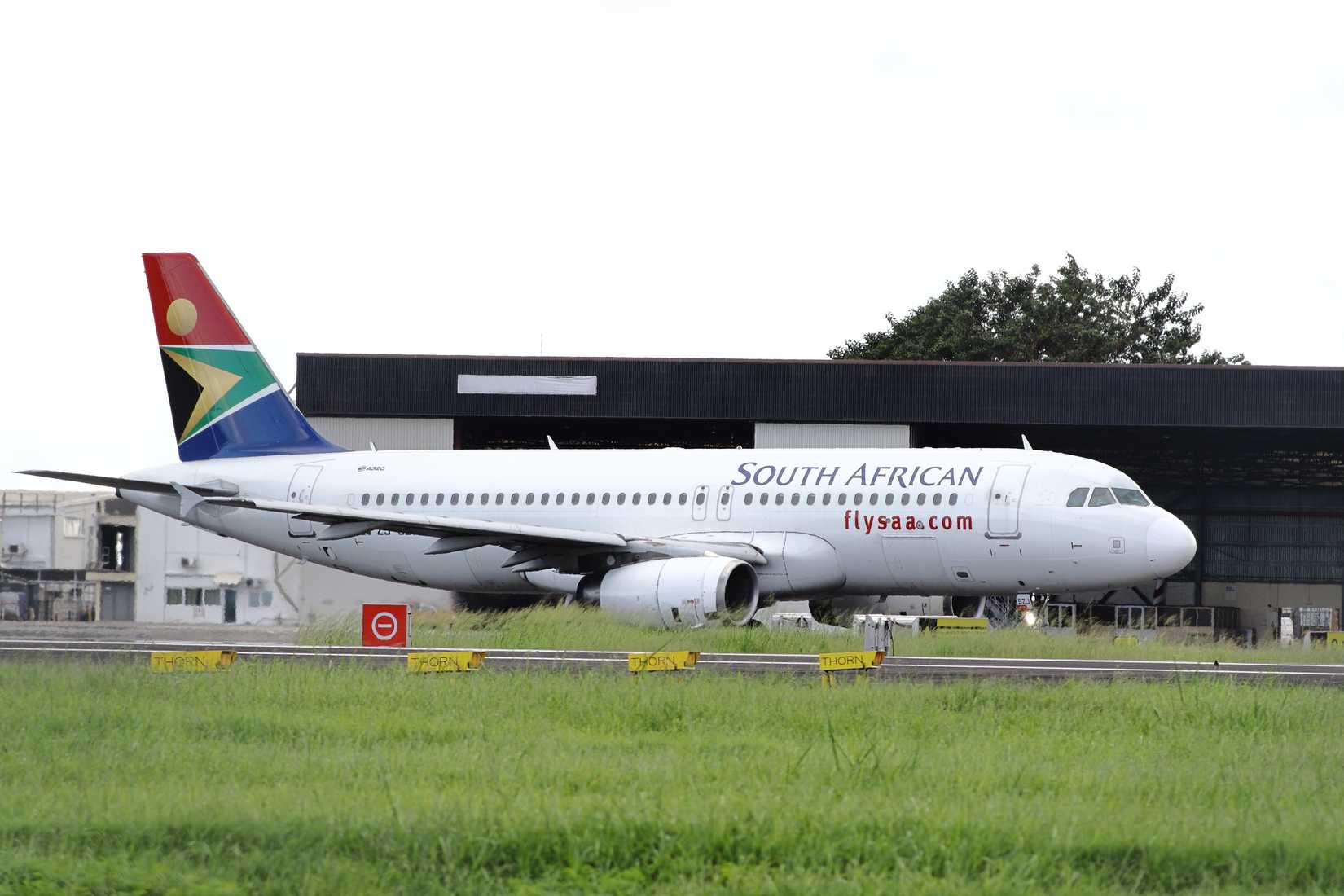 South African Airways Airbus A320 taxiing