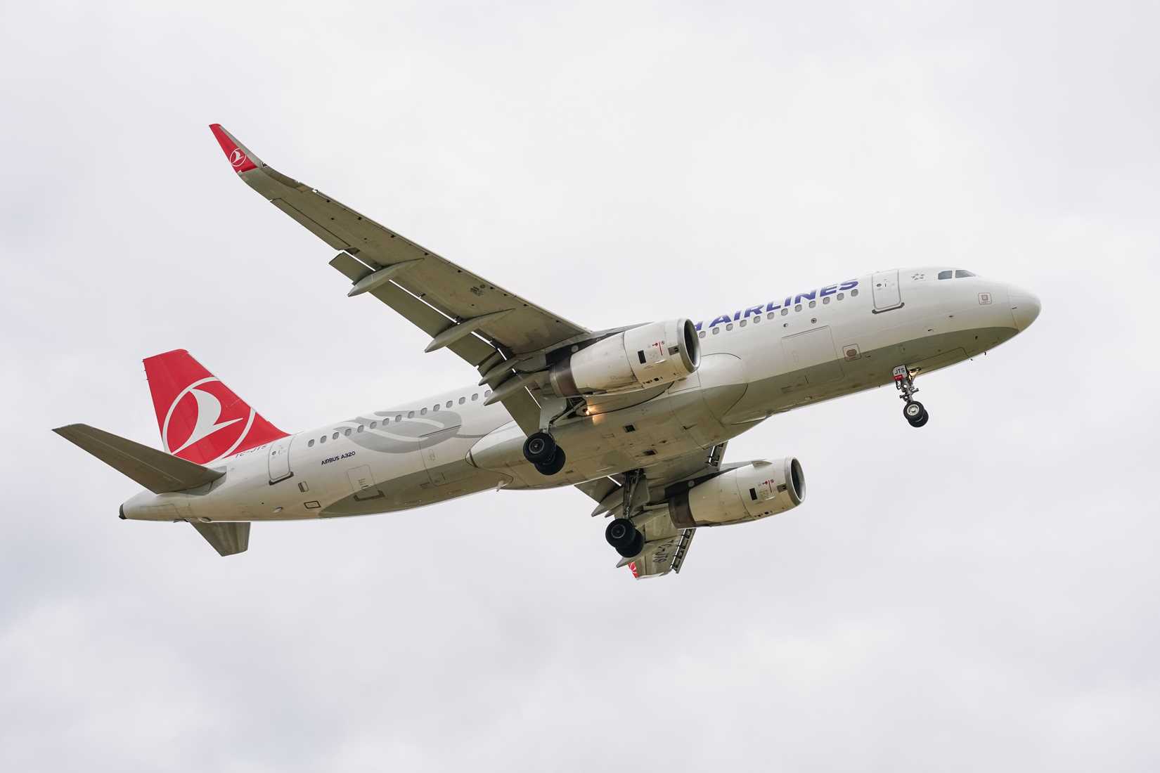 Turkish Airlines Airbus A320 flying